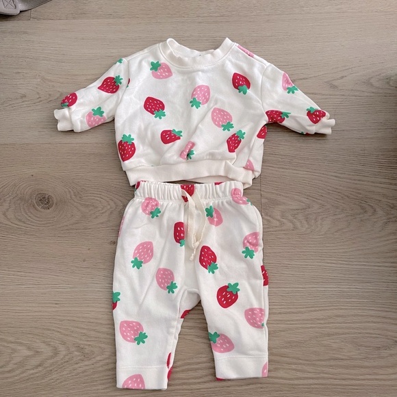 NWOT Old Navy Strawberry Print Matching Set - Newborn size - Picture 1 of 1